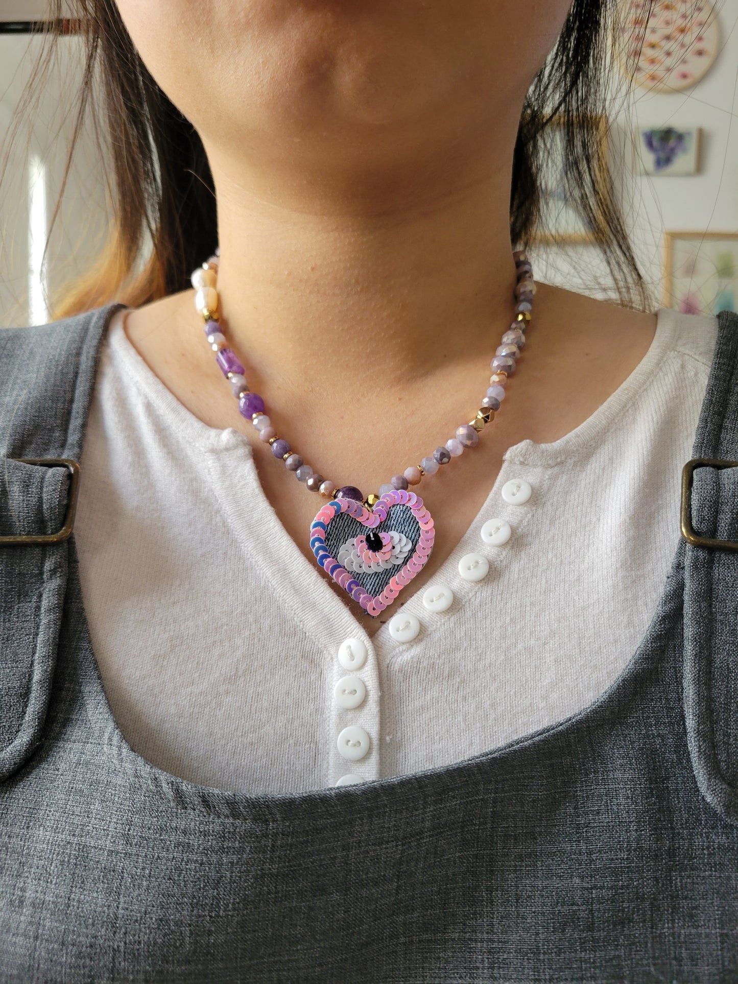 Collier original brodé main coeur oeil - NAYLA