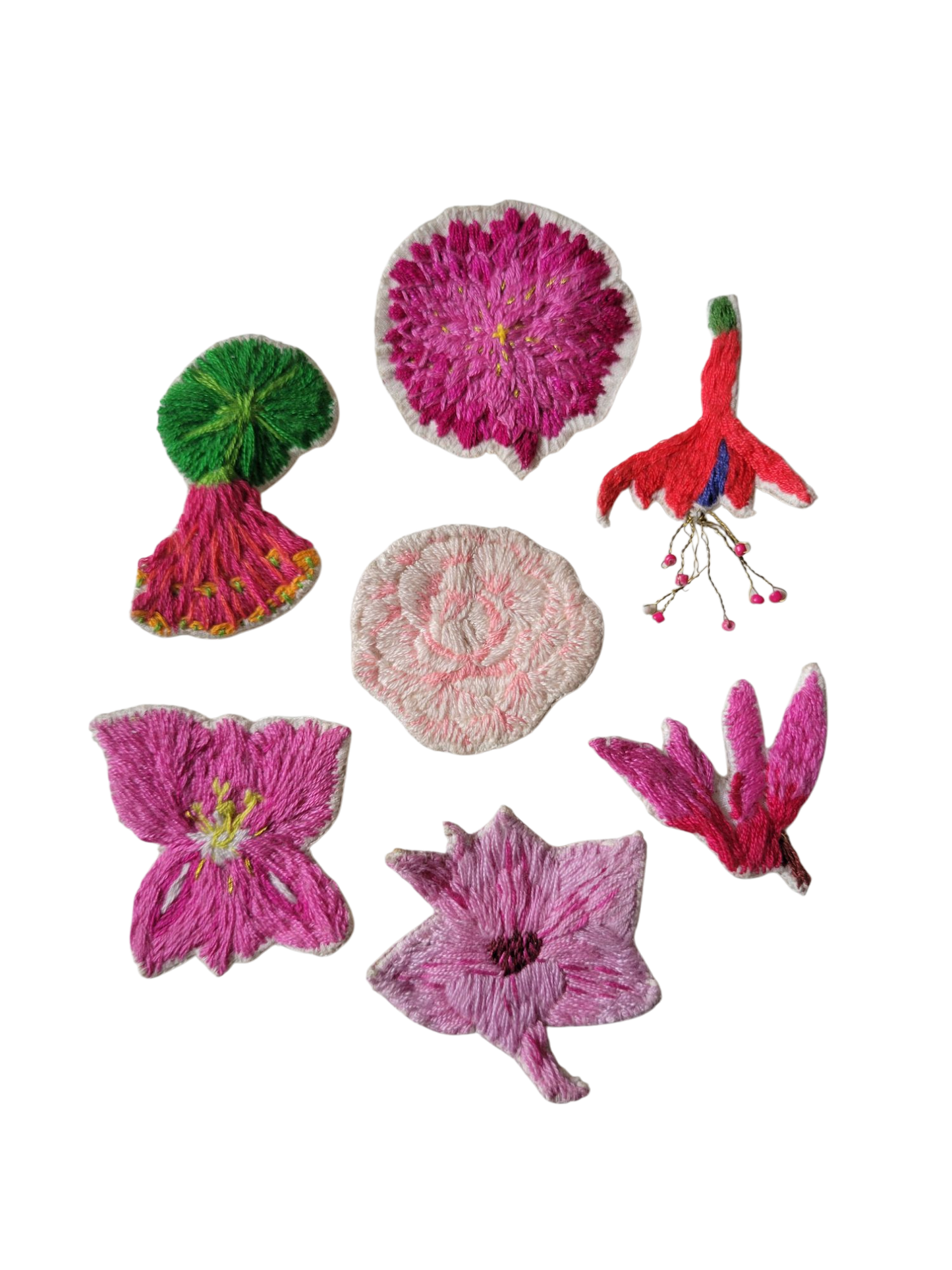 Broche brodée main fleurs roses