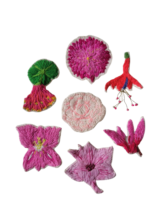 Broche brodée main fleurs roses