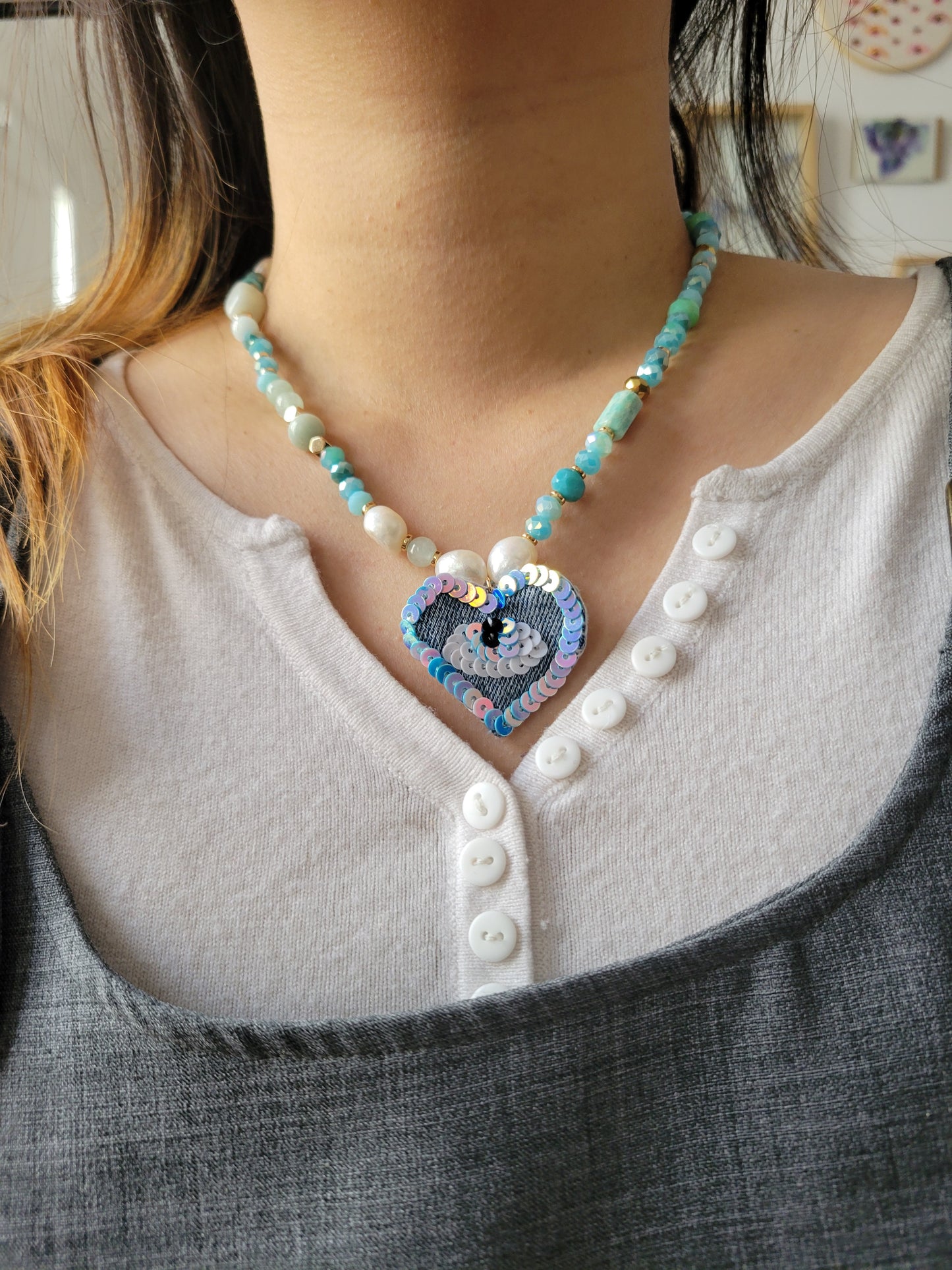Collier original brodé main coeur oeil - NAYLA