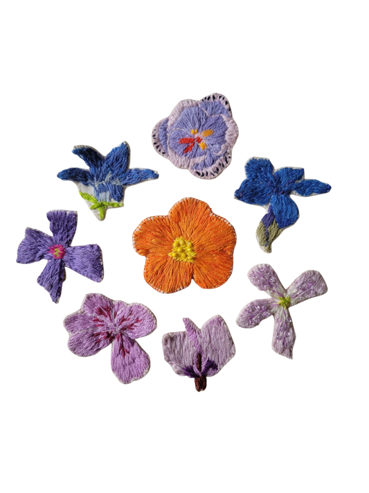 Broche brodée main fleurs violettes bleues